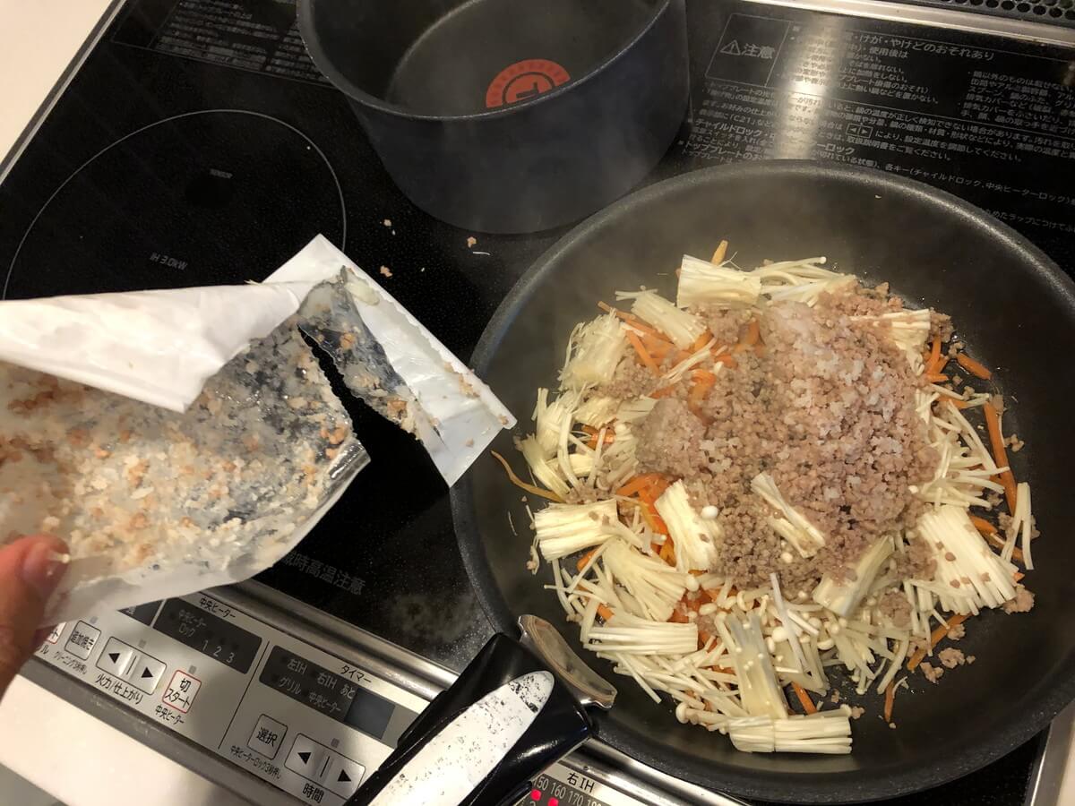 Oisix食材を炒める
